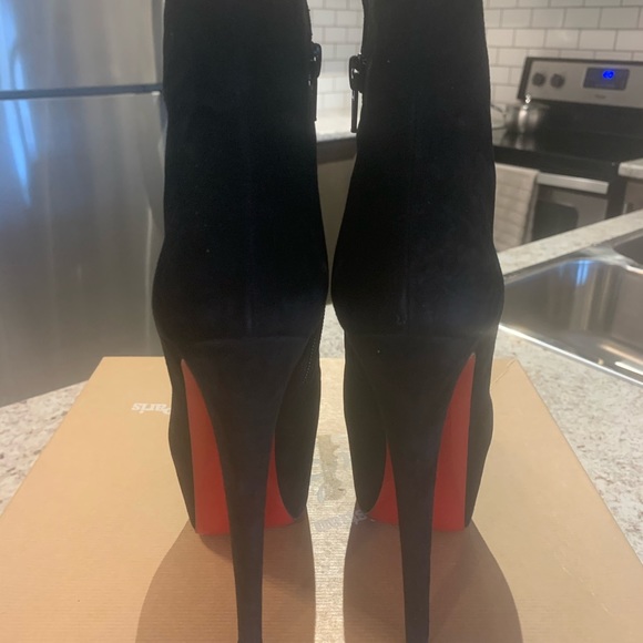 Christian Louboutin - Picture 7 of 7